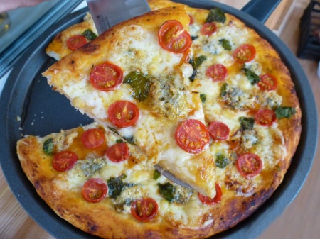 Рецепт пиццы с помидорами черри и базиликом