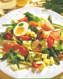 Салат со спаржей, ветчиной и яйцами