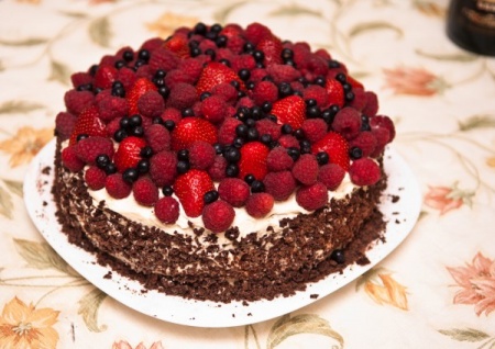 Рецепт торта с шоколадом и ягодами