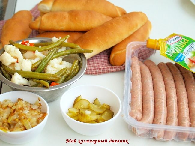 Хот-дог с натуральными колбасками, карамелизированным луком и маринованными овощами 