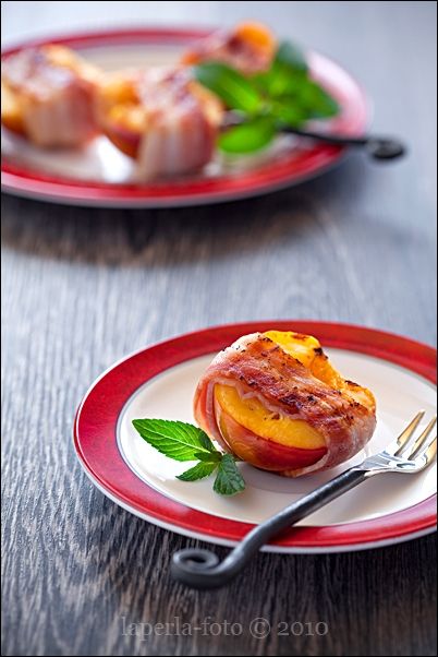 Рецепт - персики и инжир под сыром и беконом