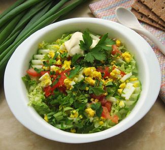 Рецепт - весенний салат с деревенскими яйцами и сметаной