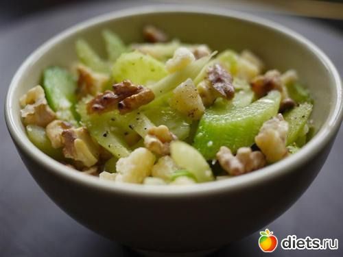 Рецепт - легкий салатик из сельдерея с орешками