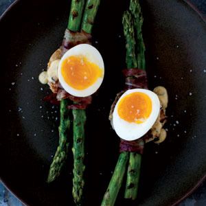 Рецепт - яйца со спаржей и ветчиной